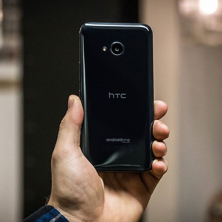 HTC U11 life on hand REVIEW: HTC U11 Life, The Best Bits of The U11 In A Smaller Package 