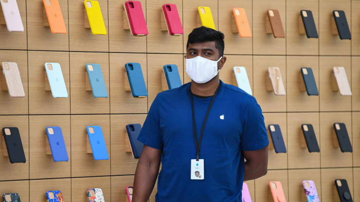 Tight Job Market Sees Apple Raise Retail Worker Pay