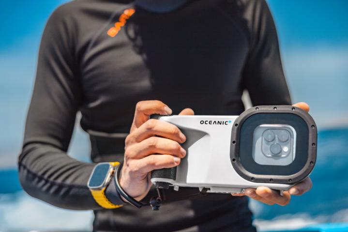iPhone Case Transforms Phone Into Diving Camera