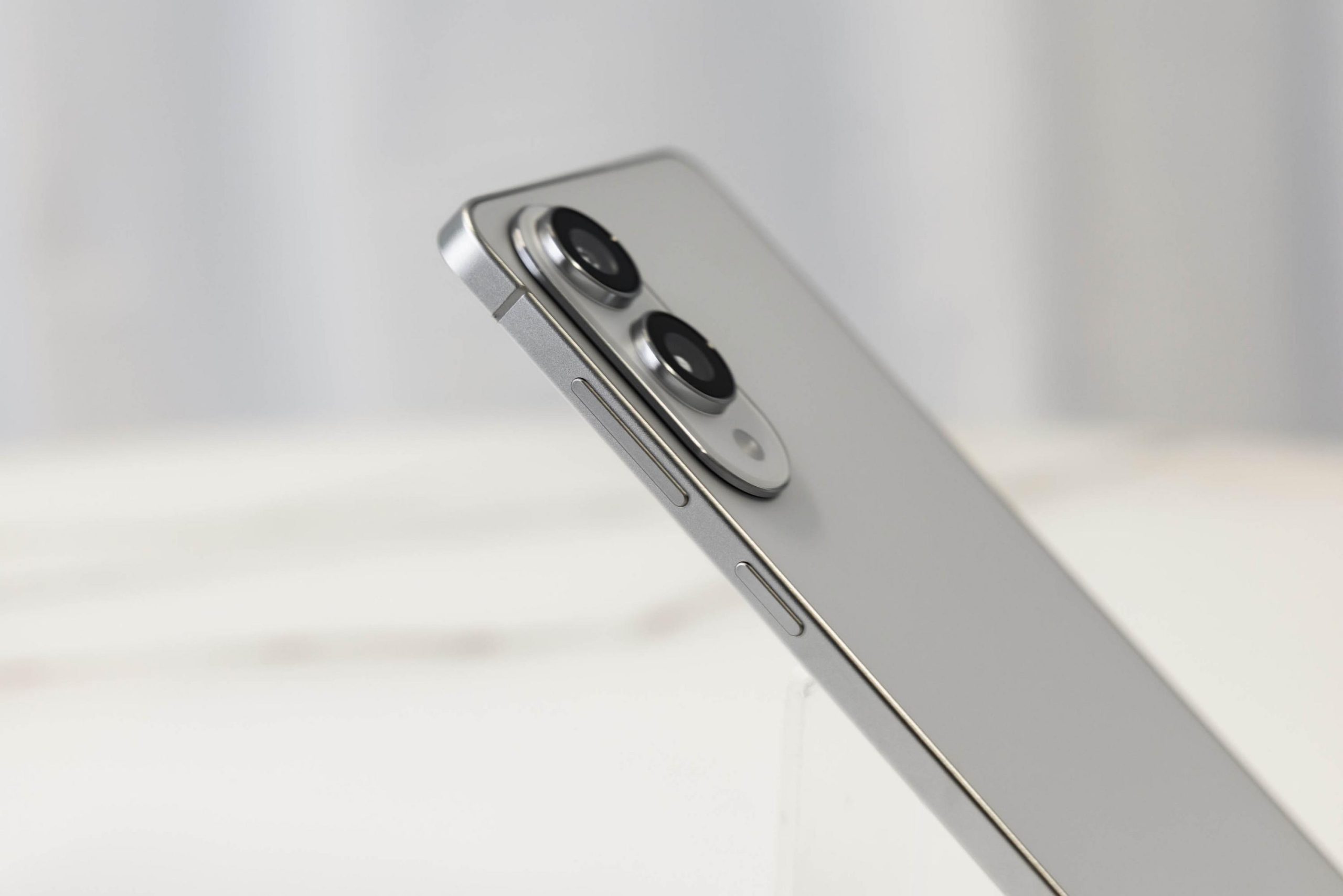 Samsung Tipped to Ditch Galaxy S26+ in Favour of New ‘Edge’ Model in 2026
