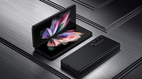 Samsung Mocks Apple’s Lack of Foldable iPhone in New Ad Campaign