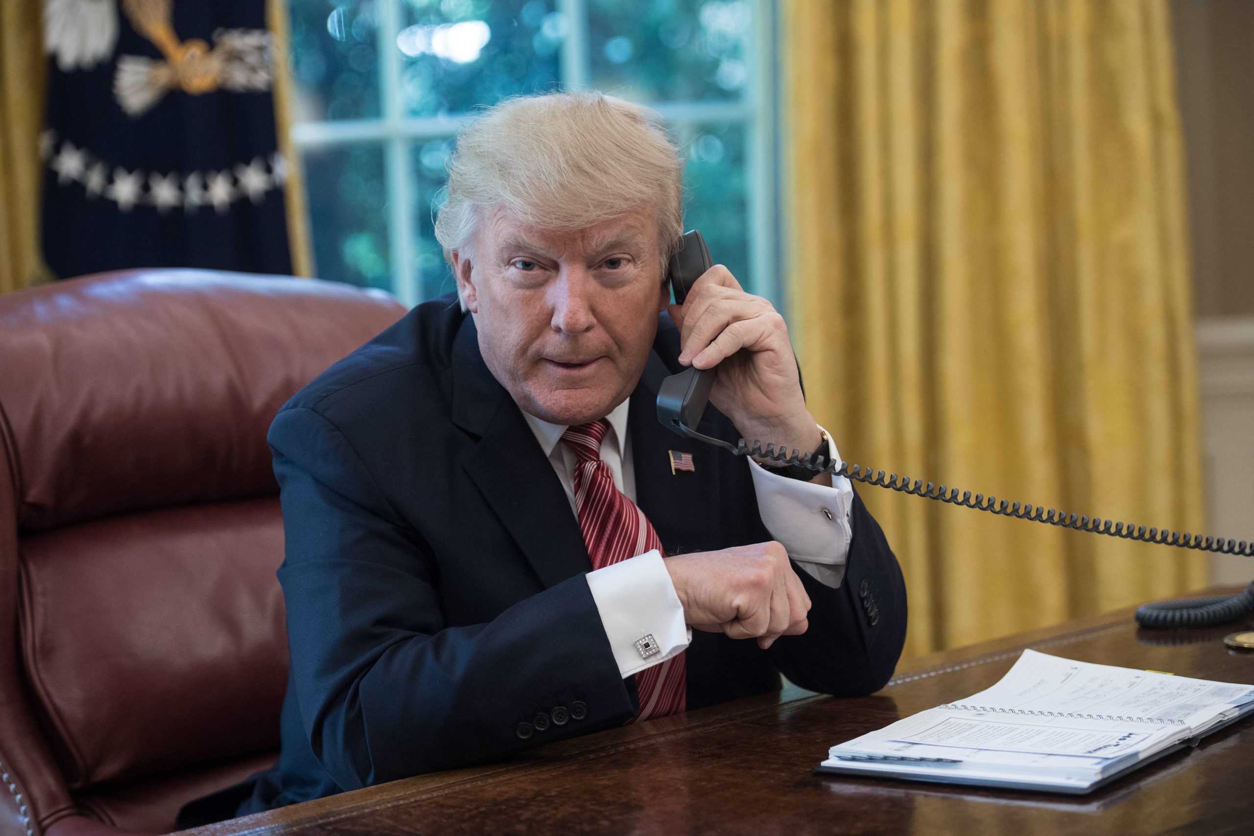 Trump Threatens to Drop AT&T After Network Fails During White House Call