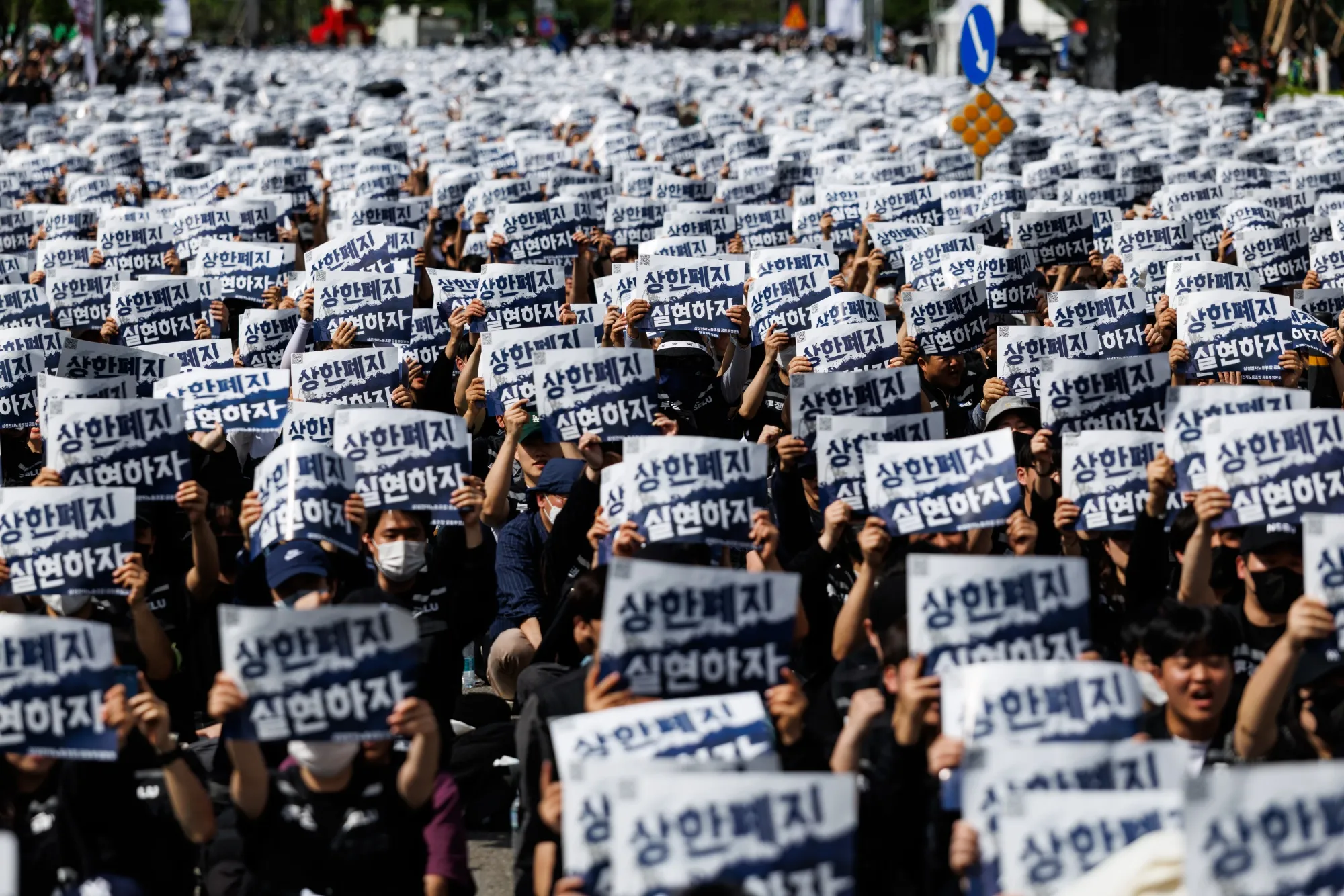 Things Get Desperate At Samsung As Chairman Apologises